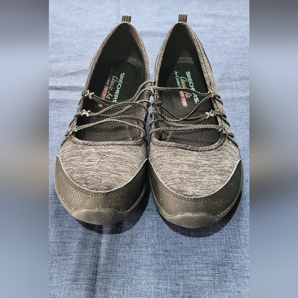 Skecher's slide on memory foam, classic fit comfort shoe - Picture 2 of 7